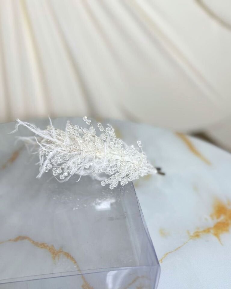 Lüks Kristal Gelin Tacı | Kristal ve Otriş Tüyü Detaylı Gelin Tacı | After Party & Düğün Saç Aksesuarı