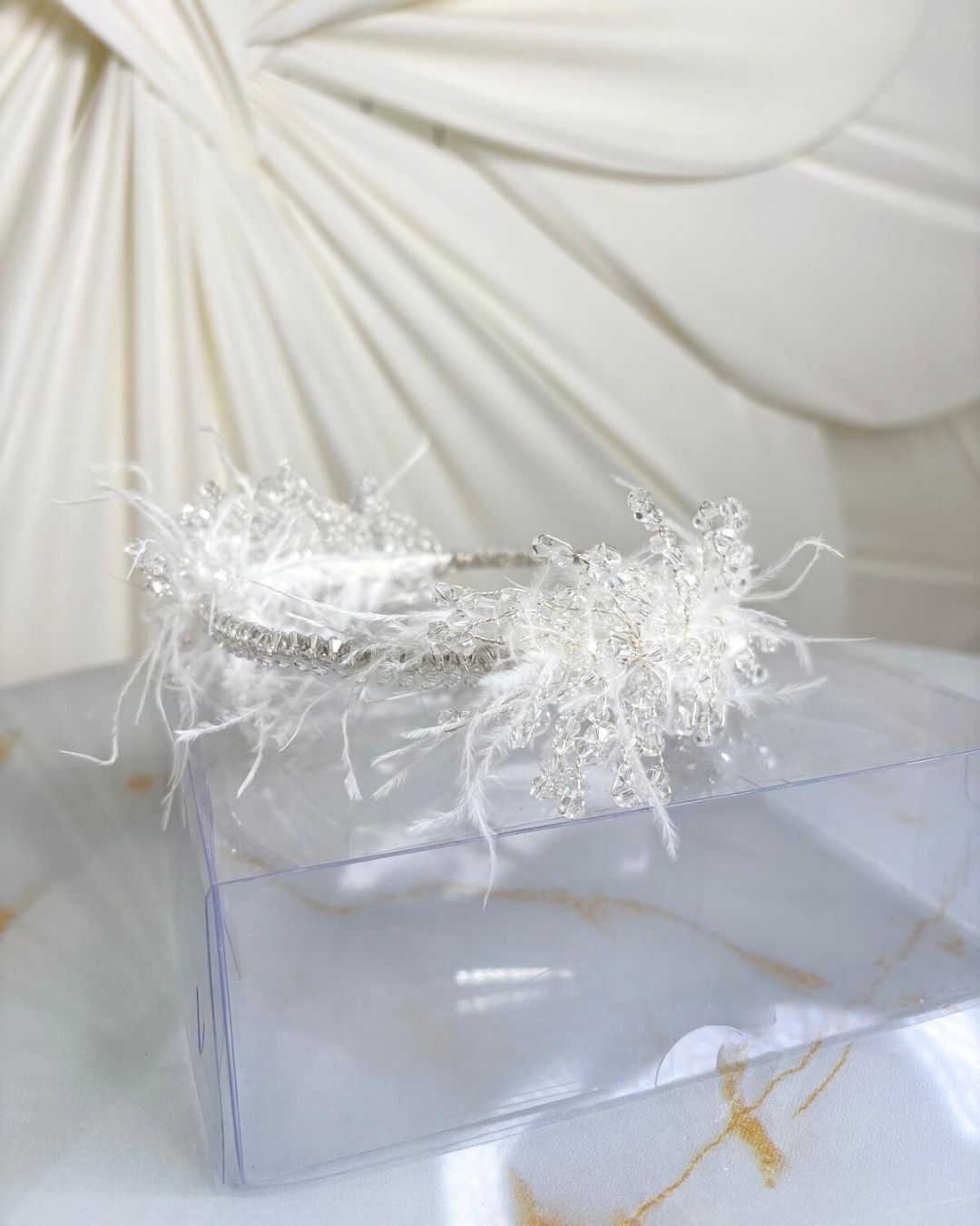 Lüks Kristal Gelin Tacı | Kristal ve Otriş Tüyü Detaylı Gelin Tacı | After Party & Düğün Saç Aksesuarı