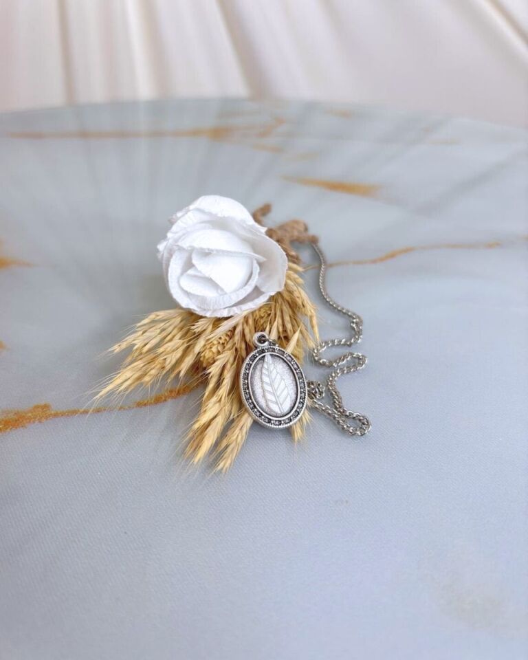 Kırık Beyaz Damat Yaka Çiçeği ve Broş | Zincir Detaylı Şık Aksesuar Seti