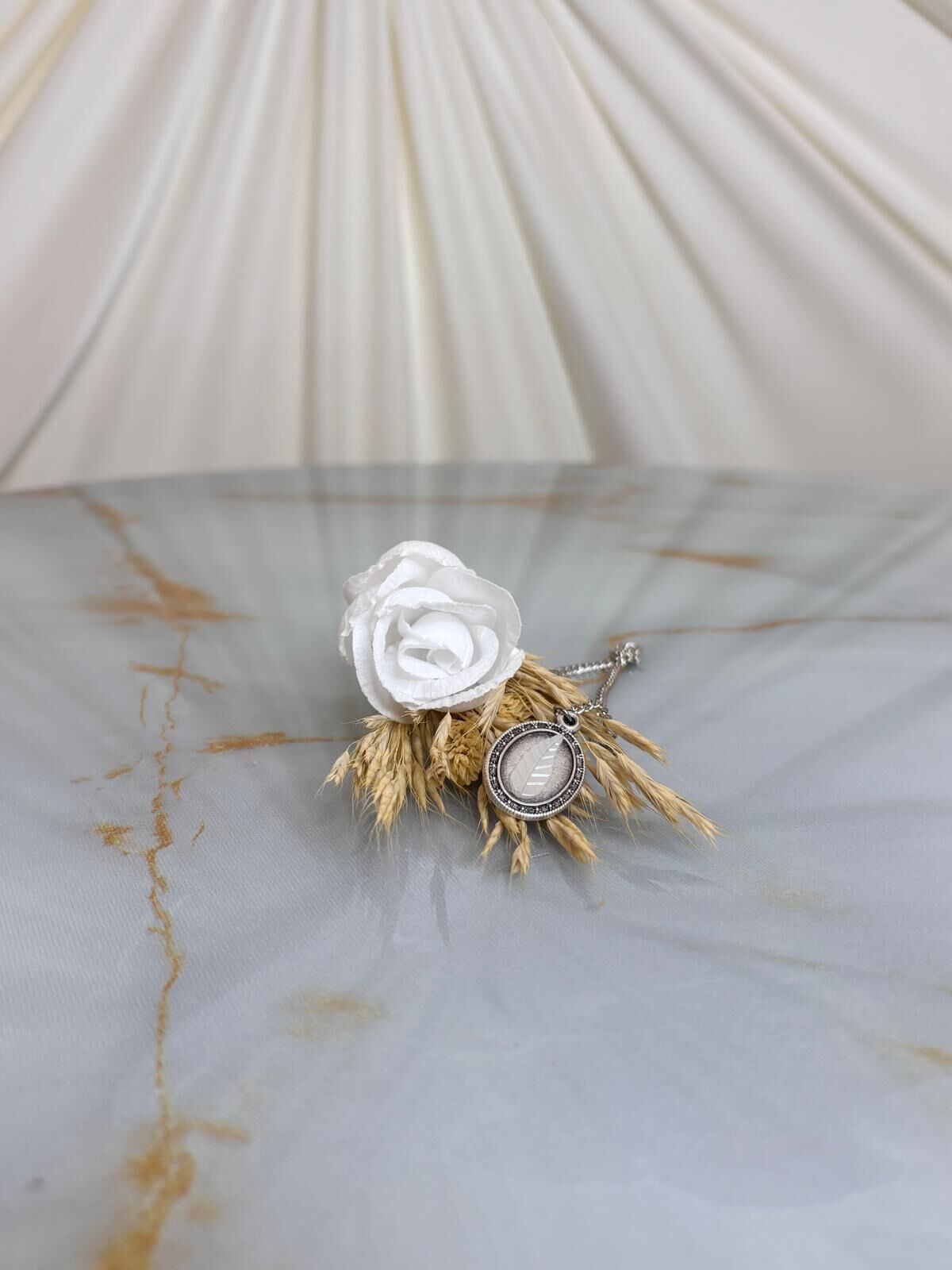 Kırık Beyaz Damat Yaka Çiçeği ve Broş | Zincir Detaylı Şık Aksesuar Seti