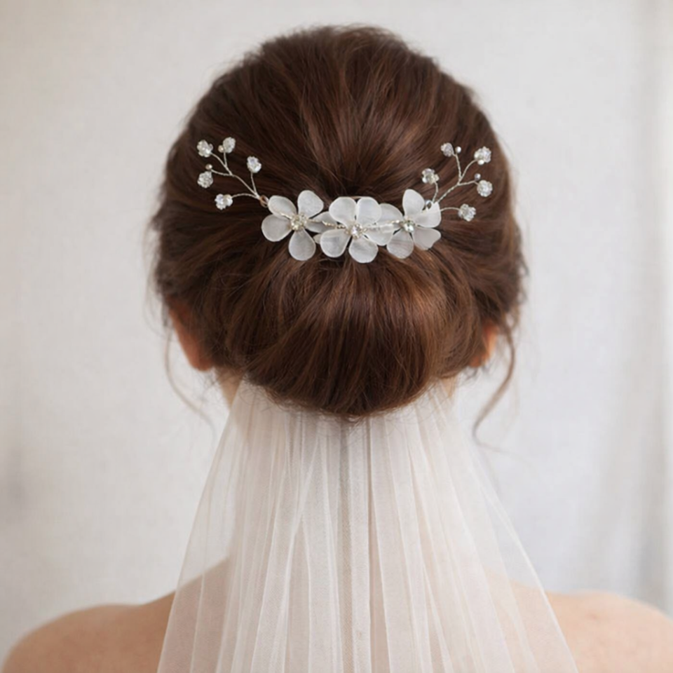 Üç Çiçekli Kristal Detaylı Gelin Saç Aksesuarı | Taraklı Saç Tokası