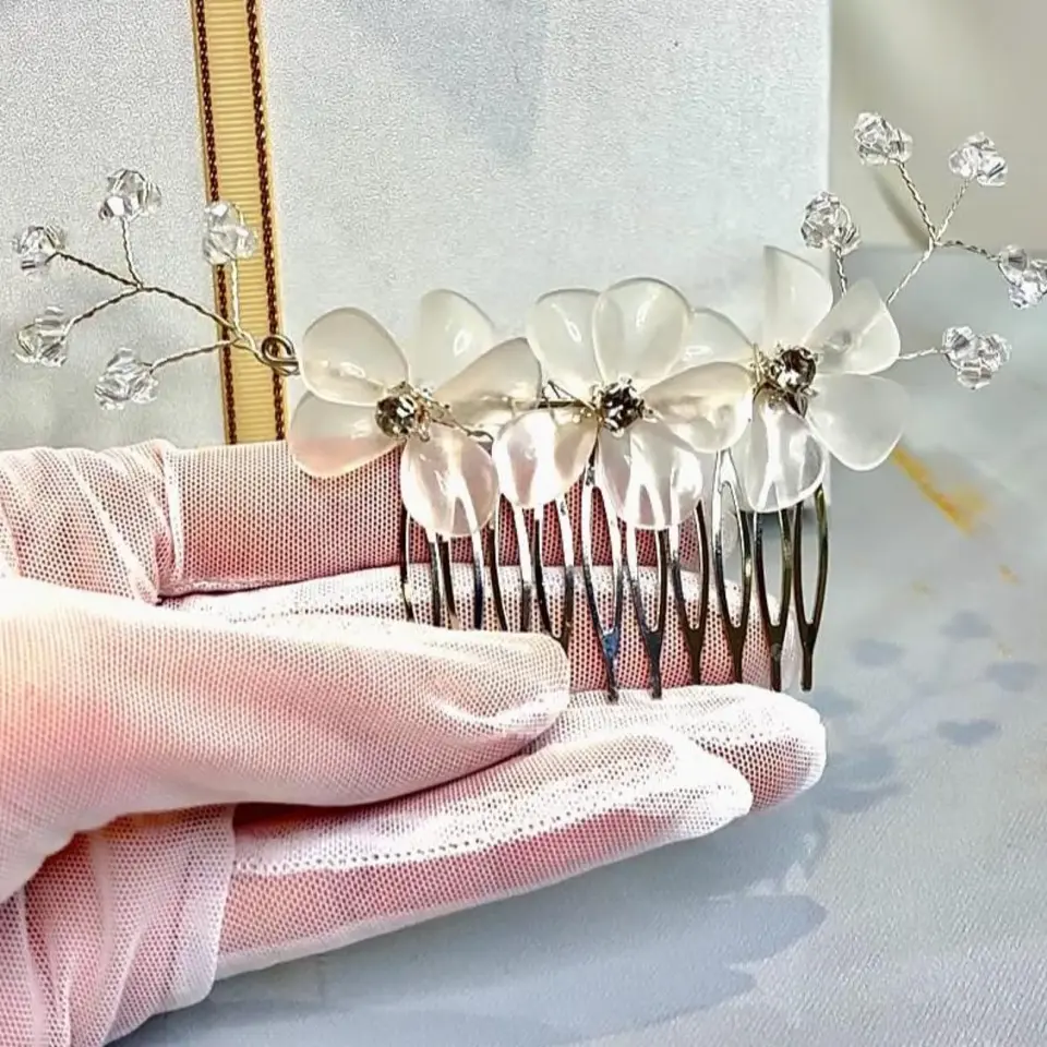 Üç Çiçekli Kristal Detaylı Gelin Saç Aksesuarı | Taraklı Saç Tokası