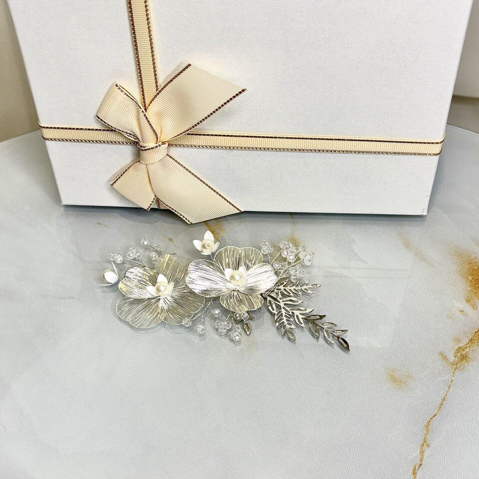 Kristal İnci Çiçekli Gelin Saç Tokası | Gümüş Düğün Saç Aksesuarı