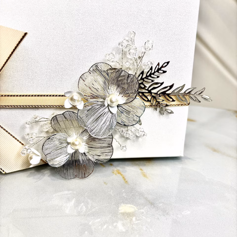 Kristal İnci Çiçekli Gelin Saç Tokası | Gümüş Düğün Saç Aksesuarı