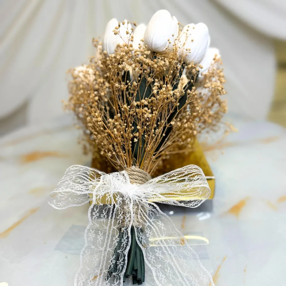 Gelin El Çiçeği Buketi 16 Adet Beyaz Islak Lale