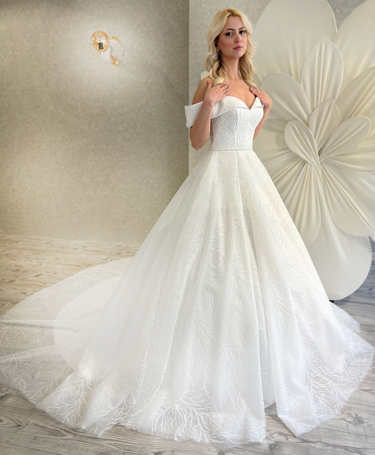 Brautkleid mit Madonna-Kragen
