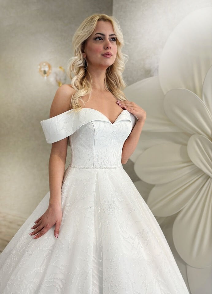 Brautkleid mit Madonna-Kragen
