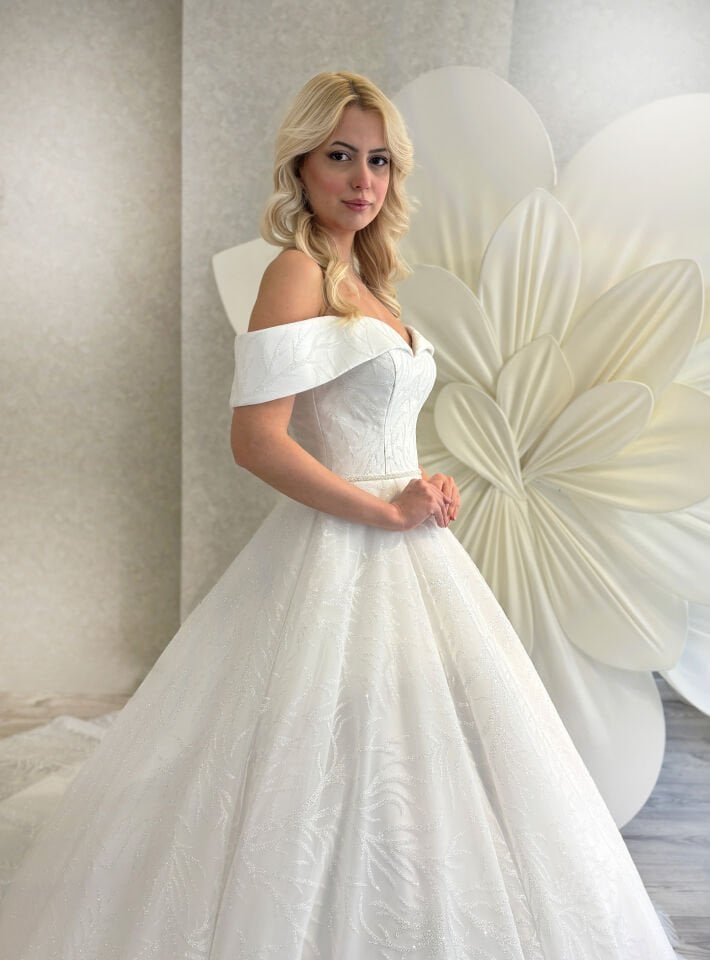 Brautkleid mit Madonna-Kragen