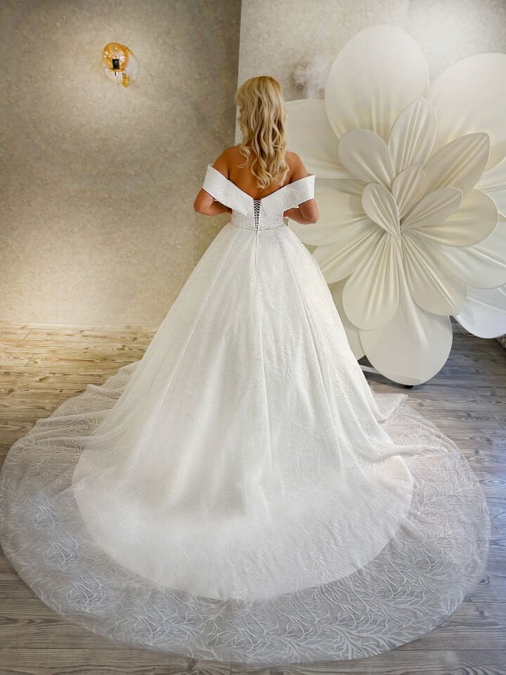 Brautkleid mit Madonna-Kragen